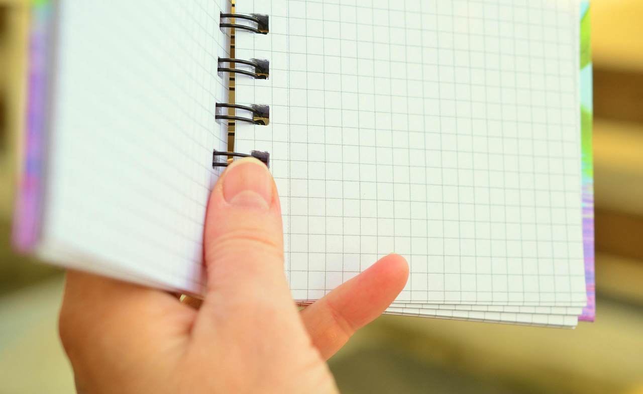 Este cardápio semanal oferece refeições rápidas e nutritivas (vegano adaptável).